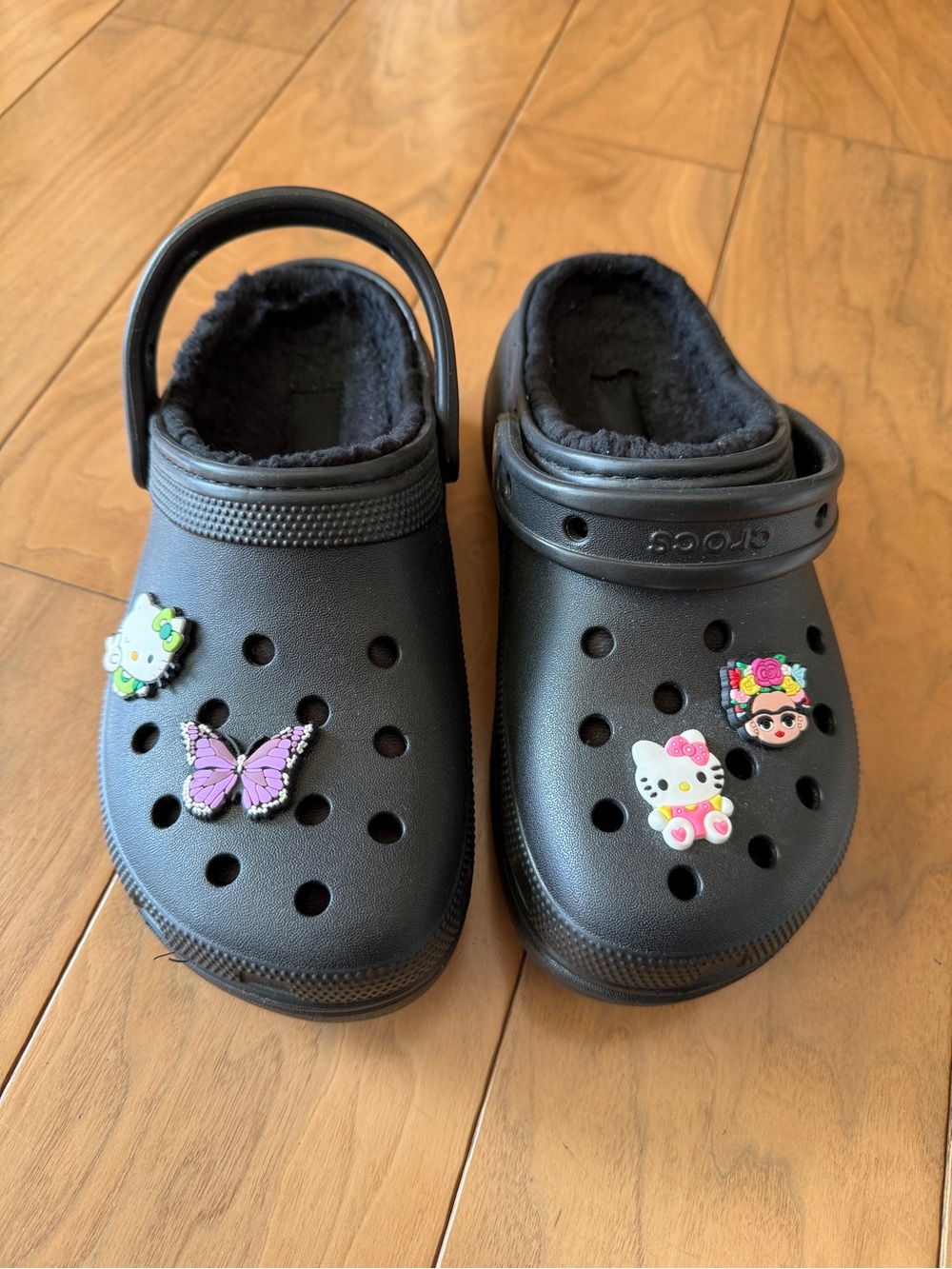 Women’s Black Lined Croc Shoes 6 with Jibbitz